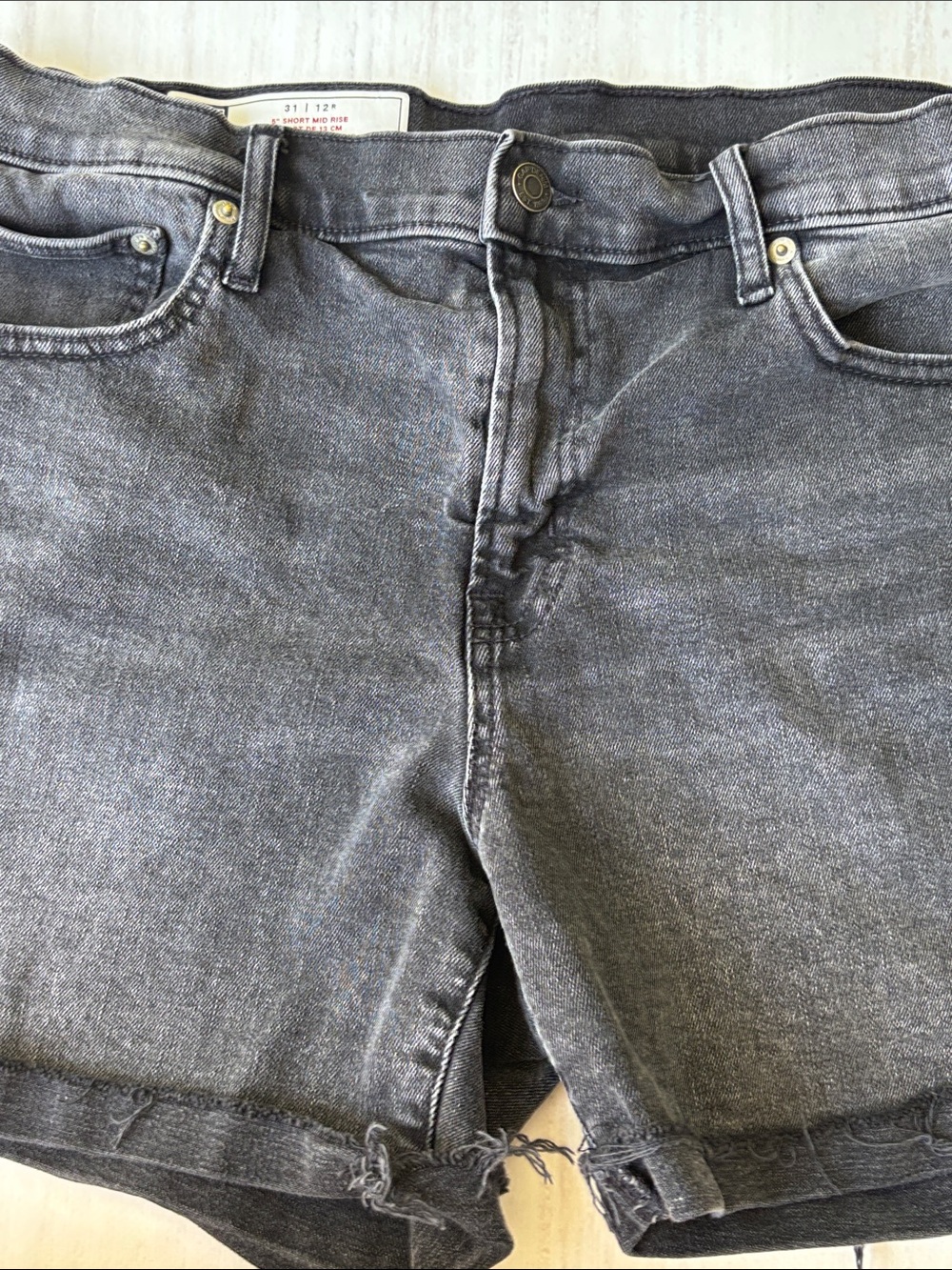 Women’s Black Gap Mid Rise Denim Jean Shorts Size 31 With 5” Inseam Exc Cond - Picture 14 of 17